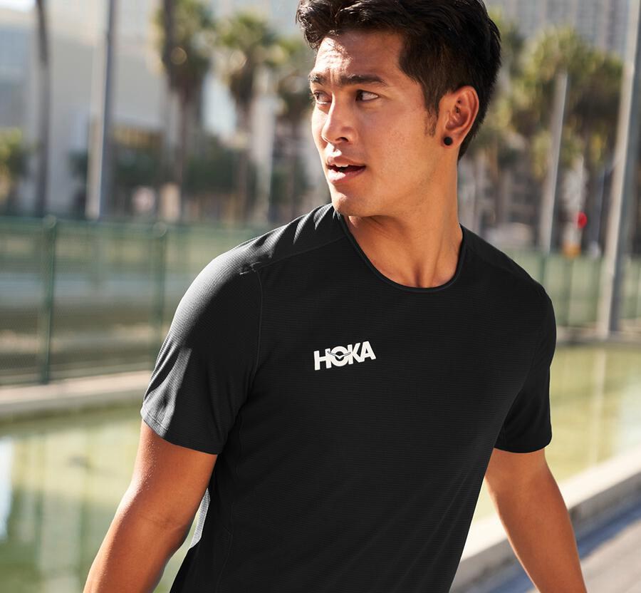 Top Hoka One One Hombre Negros - Performance Short Sleeve - DWUO83609